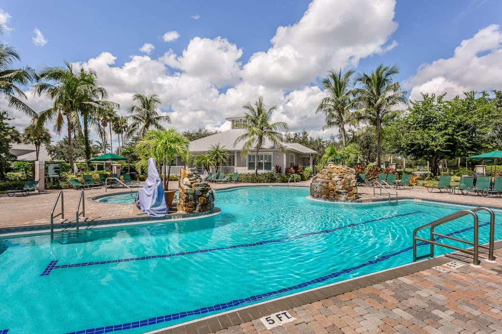 Family-friendly lakefront condo w/heated pool, hot tub, gym