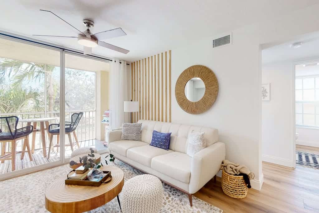 Beautiful bright condo with a balcony & W/D - pool, gym, and game room access