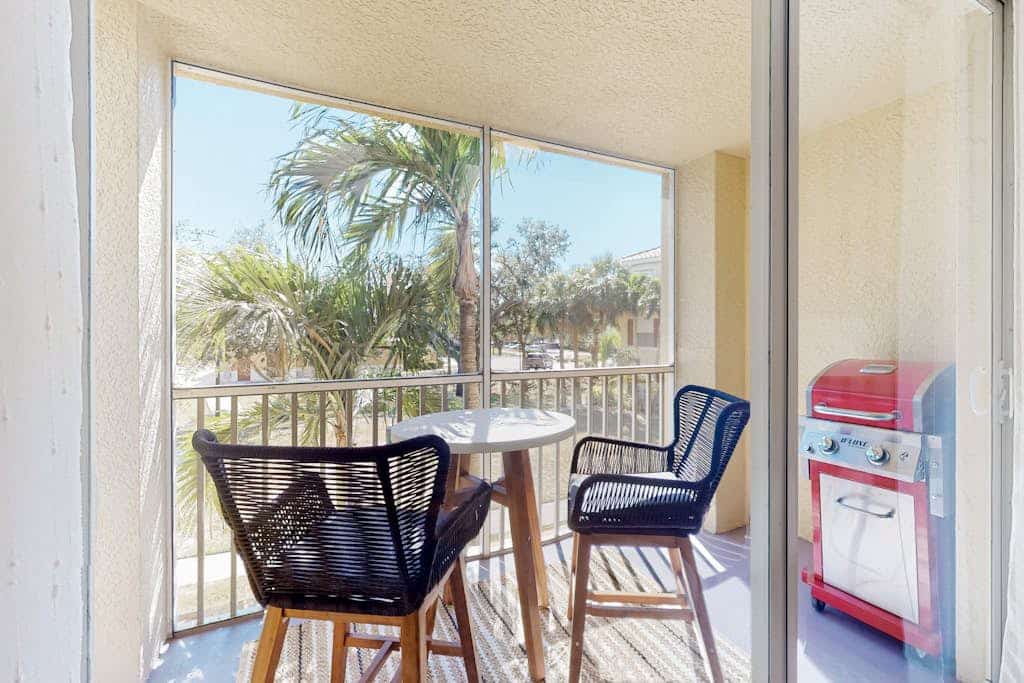 Beautiful bright condo with a balcony & W/D - pool, gym, and game room access