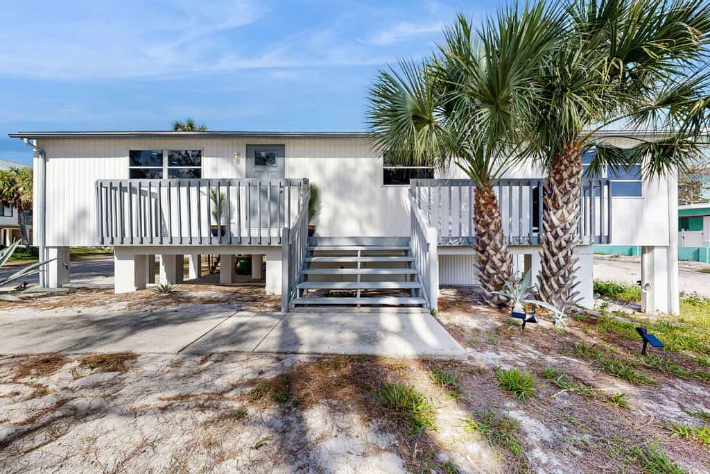Tranquil home with washer/dryer, central AC, & kitchen - snowbird friendly