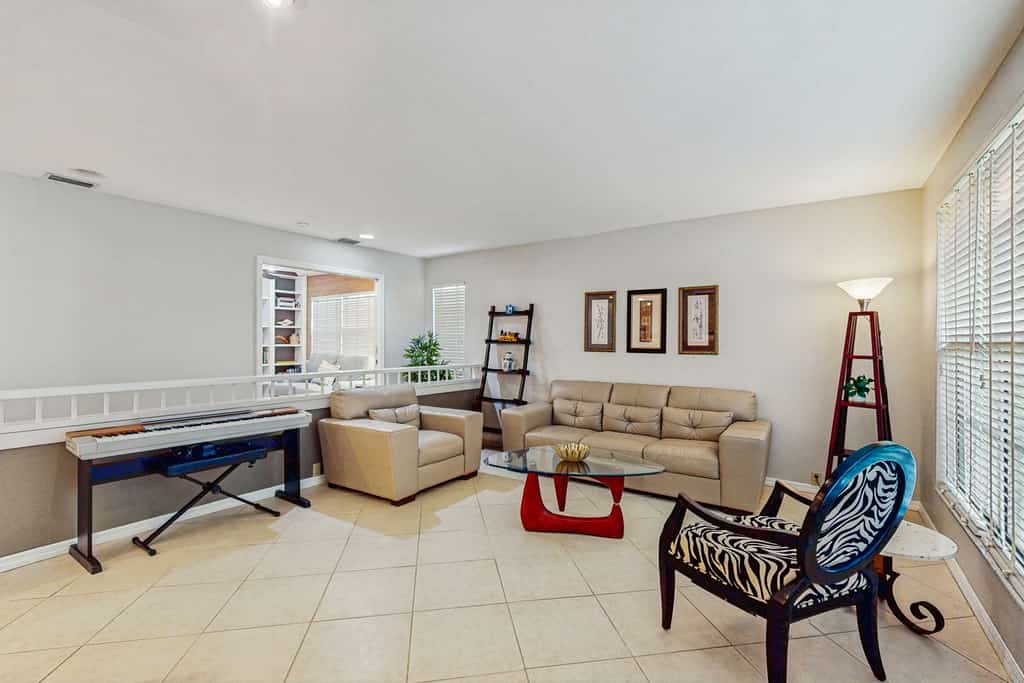 Spacious home with heated pool, WiFi, washer & dryer, and lanai