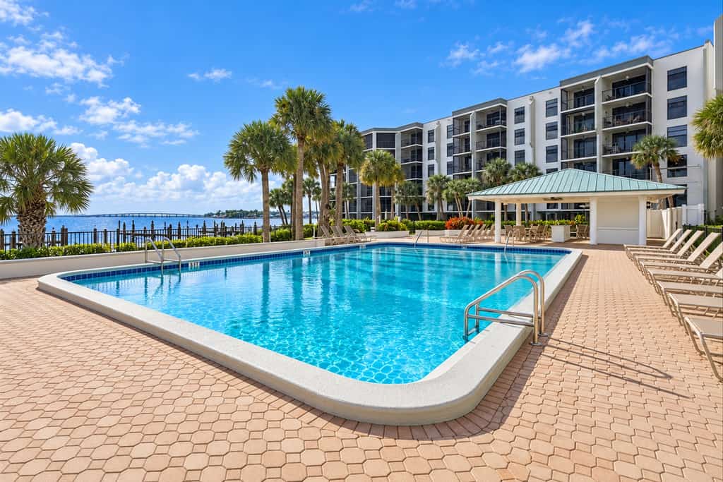 Spacious condo with water views, tennis, hot tub & pool - ideal for relaxation