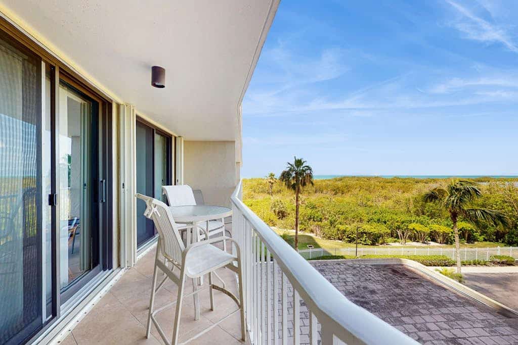 Waterview condo with shared pool, panoramic balcony views, and WIFI