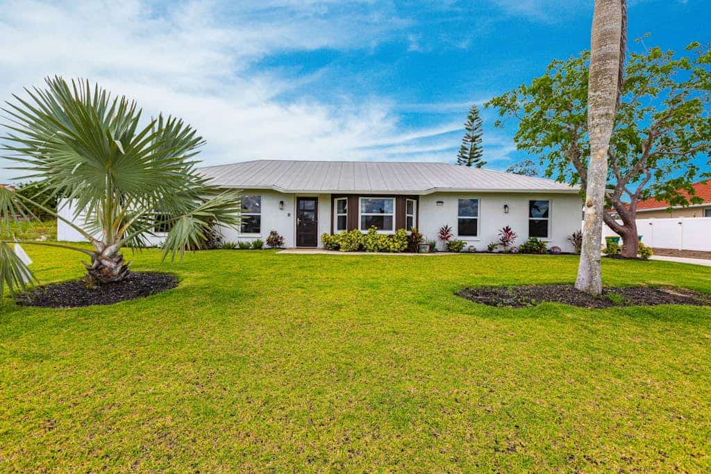 Exquisite home with private pool, washer & dryer, and internet