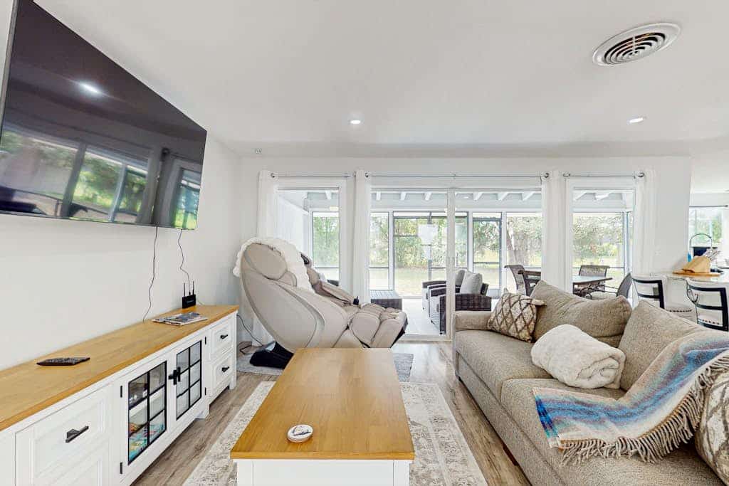 Relax in Style home screened porch, WiFi, in-unit washer/dryer