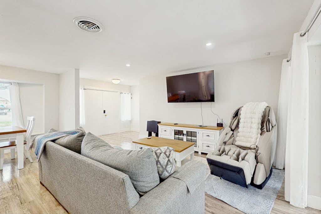 Relax in Style home screened porch, WiFi, in-unit washer/dryer