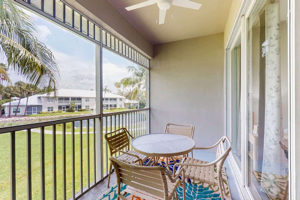 Lakefront escape with pool, tennis, washer/dryer & more!