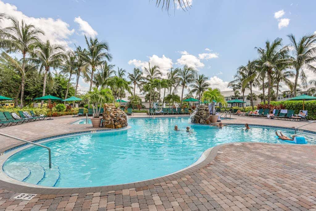 Lakefront escape with pool, tennis, washer/dryer & more!