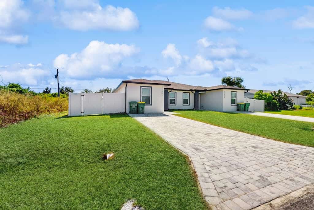 Dog friendly duplex with hot tub, internet, and washer and dryer