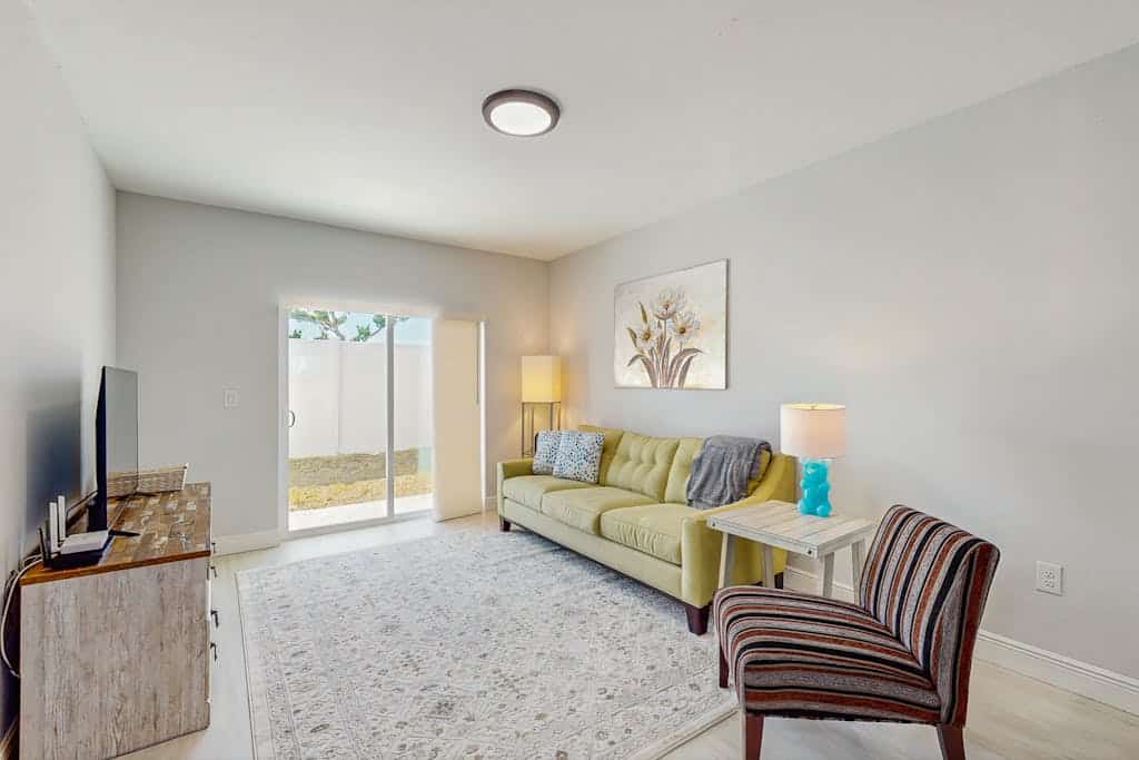 Dog friendly duplex with hot tub, internet, and washer and dryer