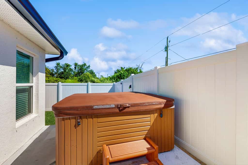 Dog friendly duplex with hot tub, internet, and washer and dryer