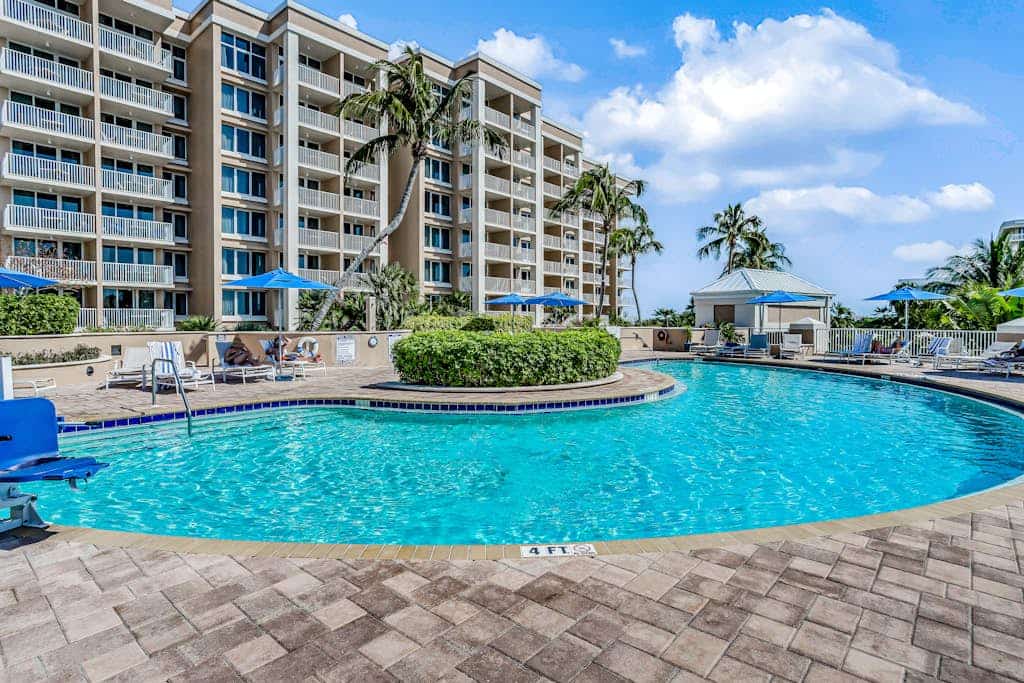 Snowbird-friendly Gulf-front condo with pool, hot tub, fitness room, & AC