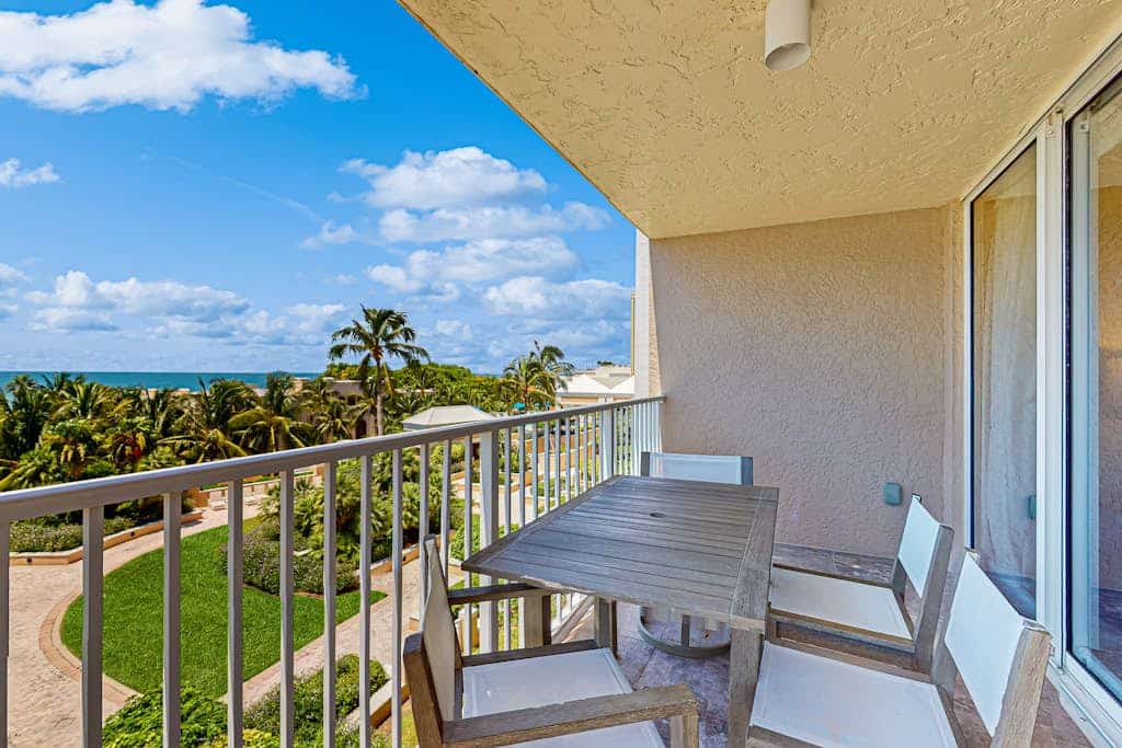 Snowbird-friendly Gulf-front condo with pool, hot tub, fitness room, & AC