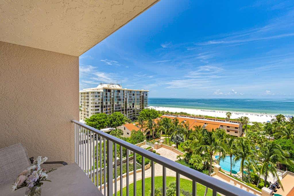 Gulf-front condo with pool, hot tub, central AC, view & on-site restaurants