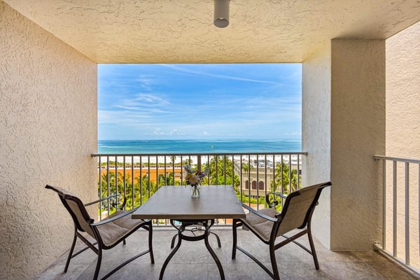 Gulf-front condo with pool, hot tub, central AC, view & on-site restaurants