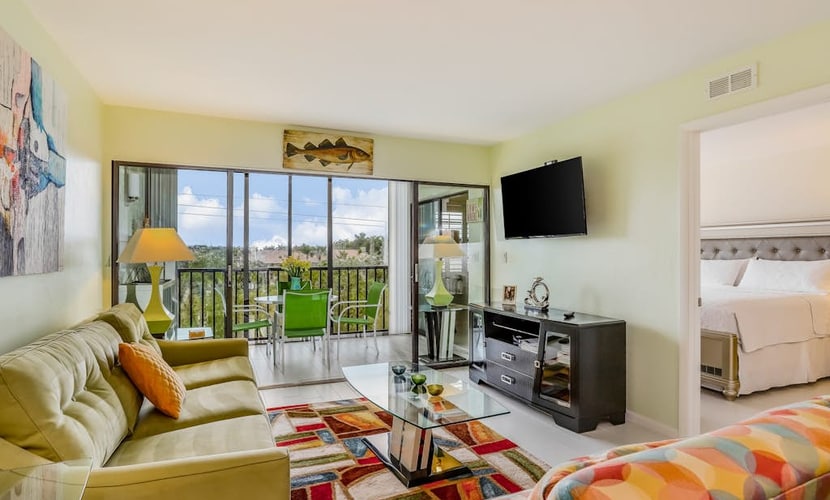 Snowbird-friendly condo with AC, lanai, pool, hot tub, tennis, & on-site dining