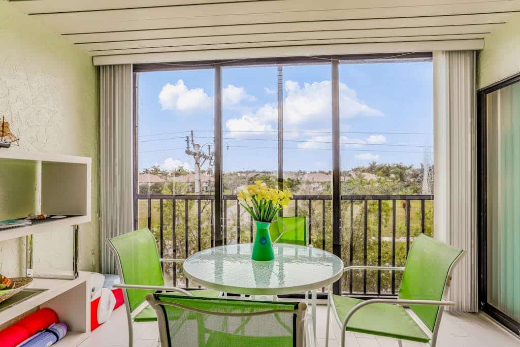 Snowbird-friendly condo with AC, lanai, pool, hot tub, tennis, & on-site dining