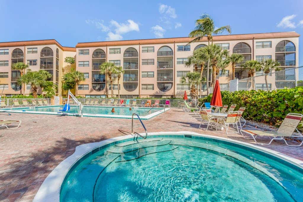 Snowbird-friendly condo with AC, lanai, pool, hot tub, tennis, & on-site dining