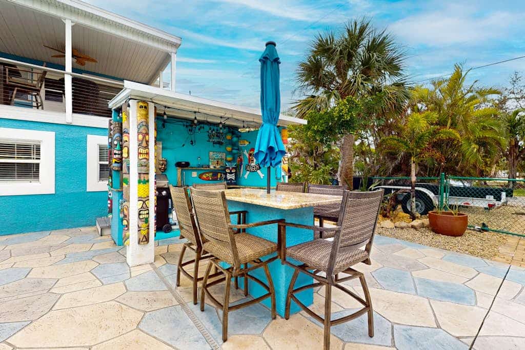 Spacious home with heated pool, lots of outdoor entertainment, and WIFI
