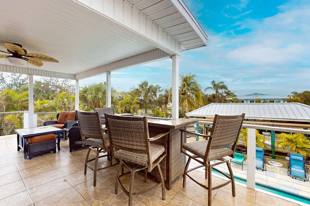 Spacious home with heated pool, lots of outdoor entertainment, and WIFI