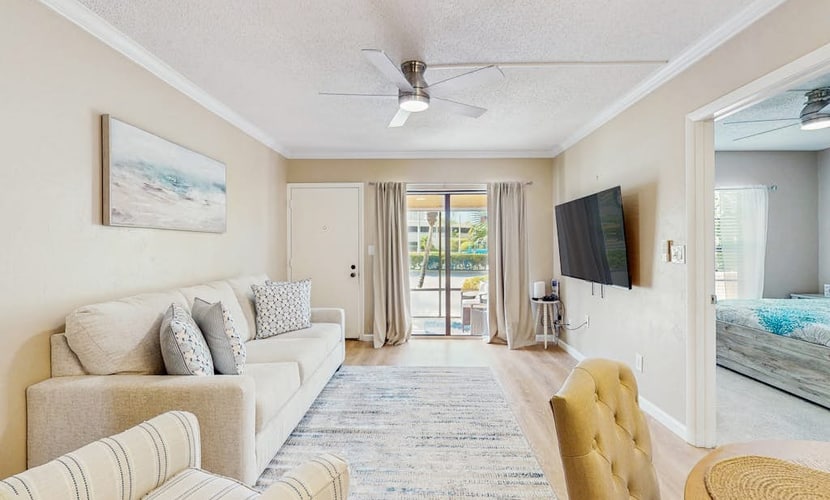 First-floor condo with shared pool, washer & dryer, beach access