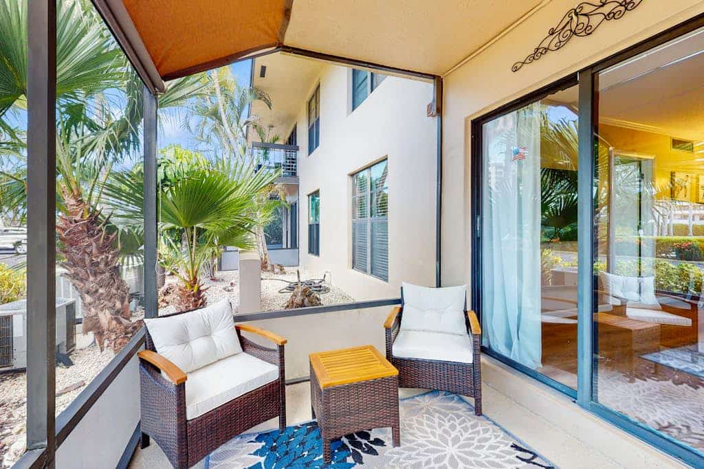 First-floor condo with shared pool, washer & dryer, beach access
