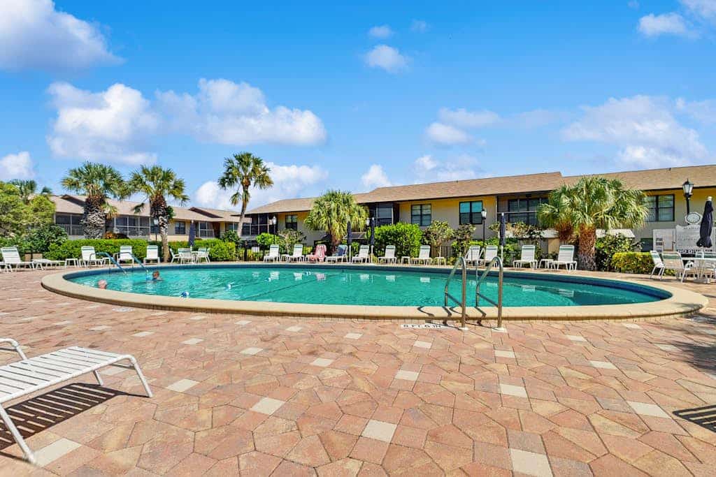 First-floor condo with shared pool, washer & dryer, beach access