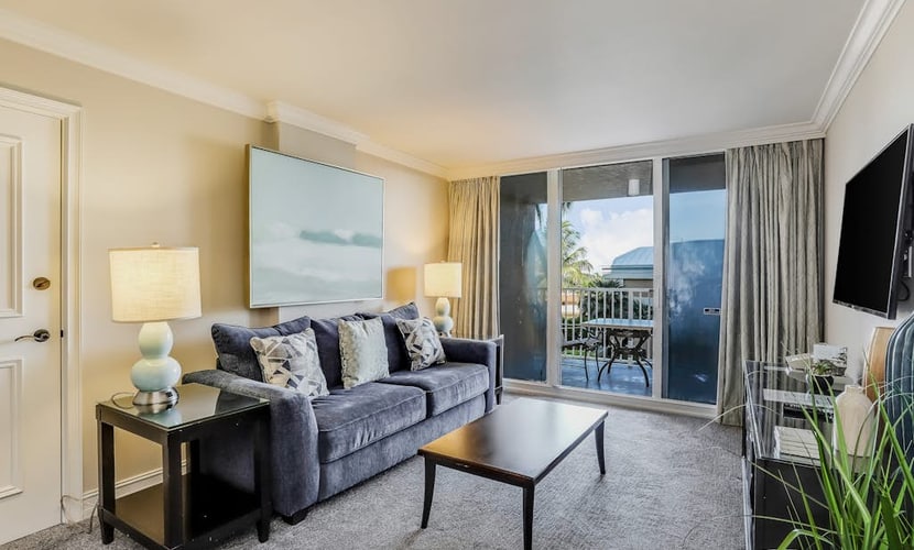 Beachfront condo with a pool, a hot tub, central AC, & on-site restaurants