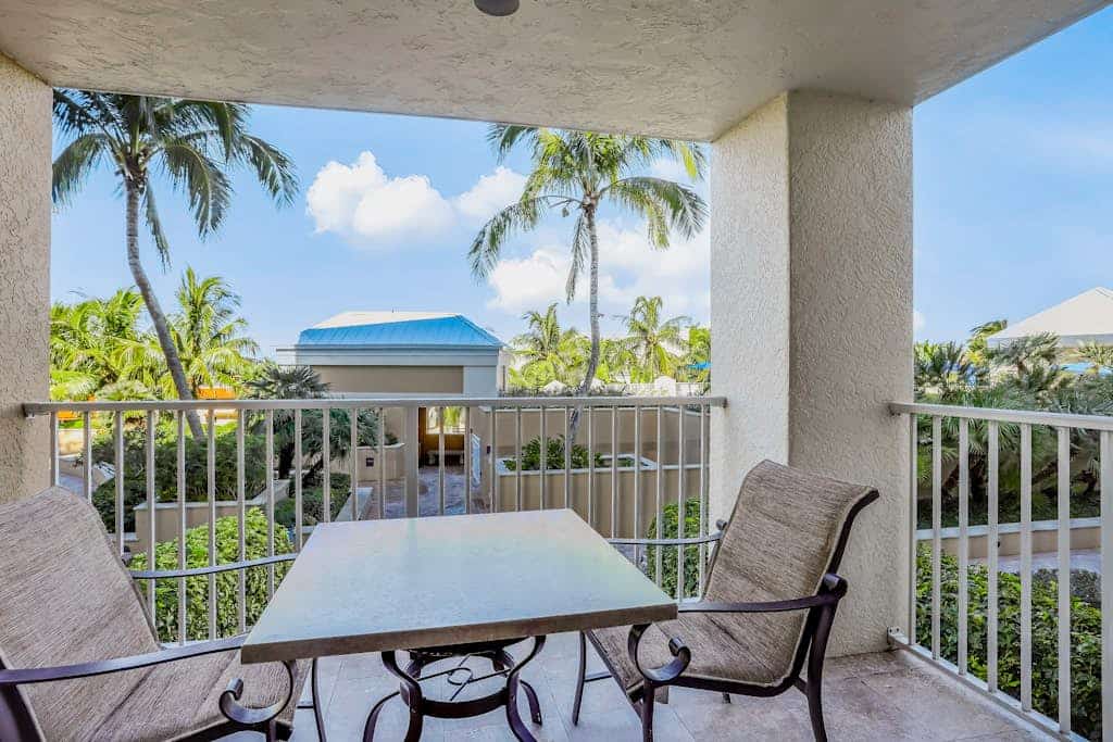 Beachfront condo with a pool, a hot tub, central AC, & on-site restaurants