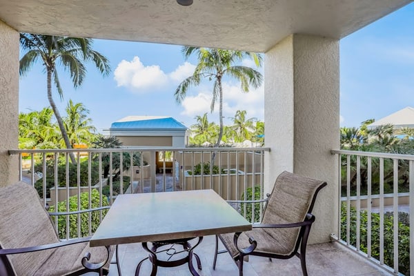 Beachfront condo with a pool, a hot tub, central AC, & on-site restaurants