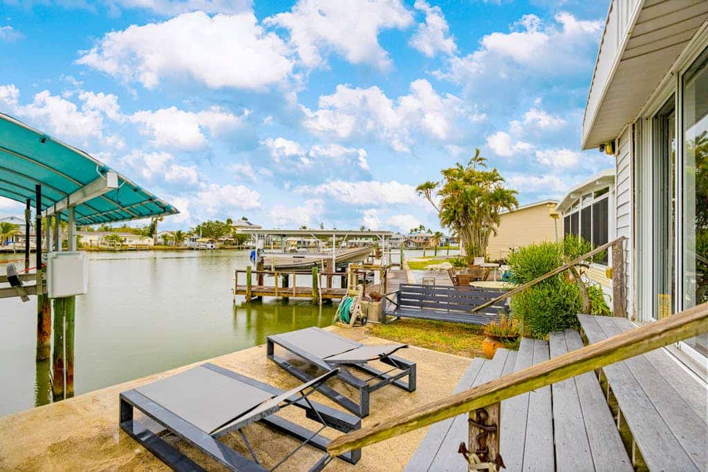 Waterfront home with kayaks, washer/dryer & fast WiFi