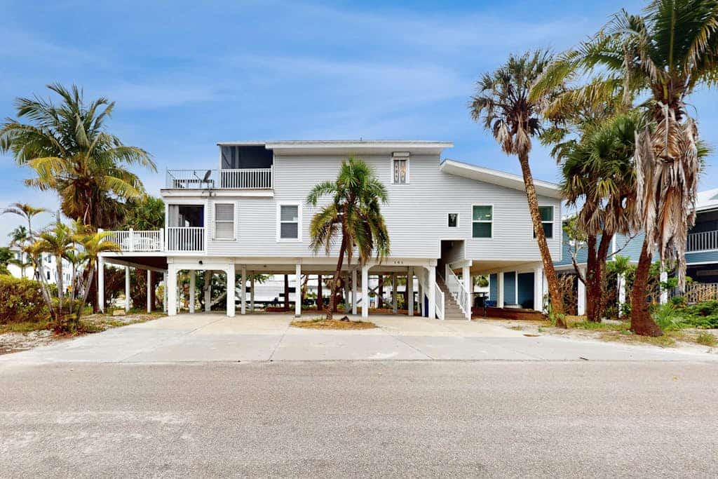 Across street from  Gulf with balcony & central AC - dog/snowbird-friendly