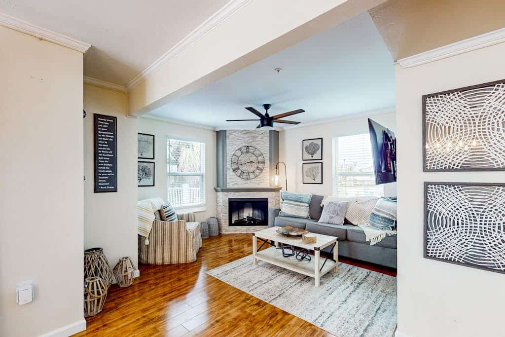 Across street from  Gulf with balcony & central AC - dog/snowbird-friendly