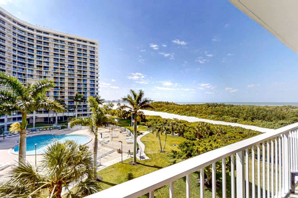 Stunning condo with views, central AC, free internet, and full kitchen