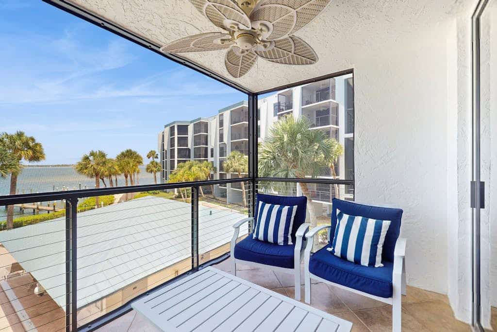 Charming waterfront condo with spacious balcony, pools, Jacuzzis & tennis courts