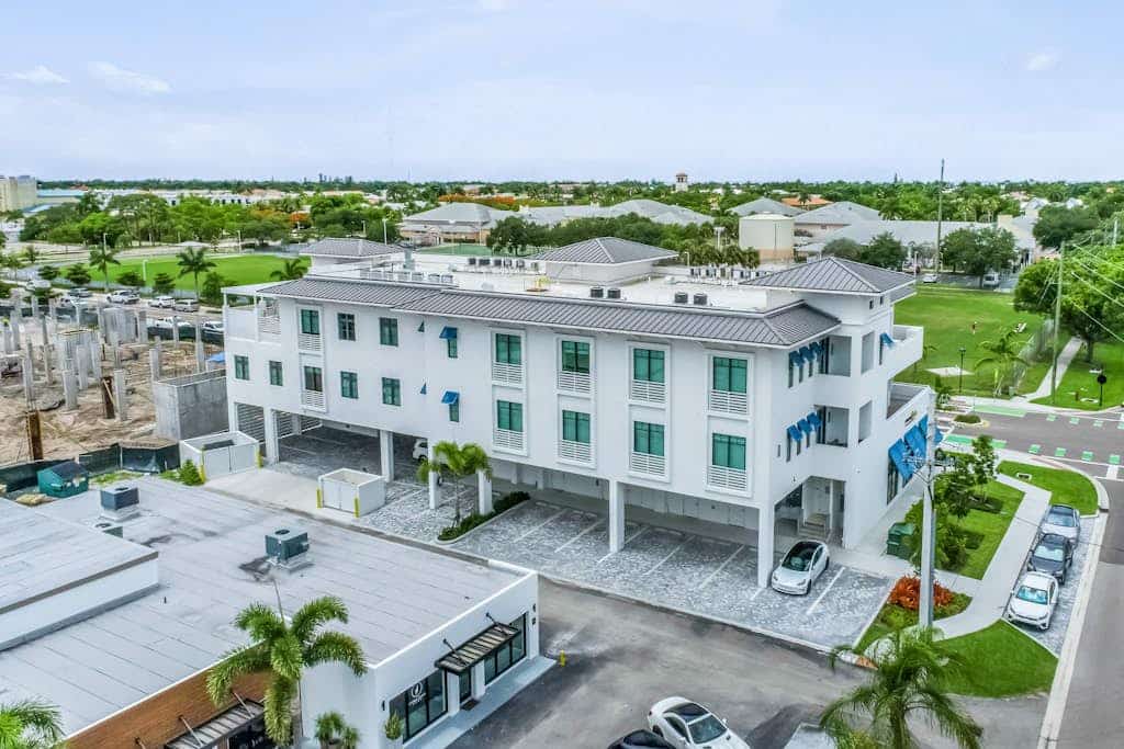 Contemporary dog-friendly studio with central AC and washer/dryer