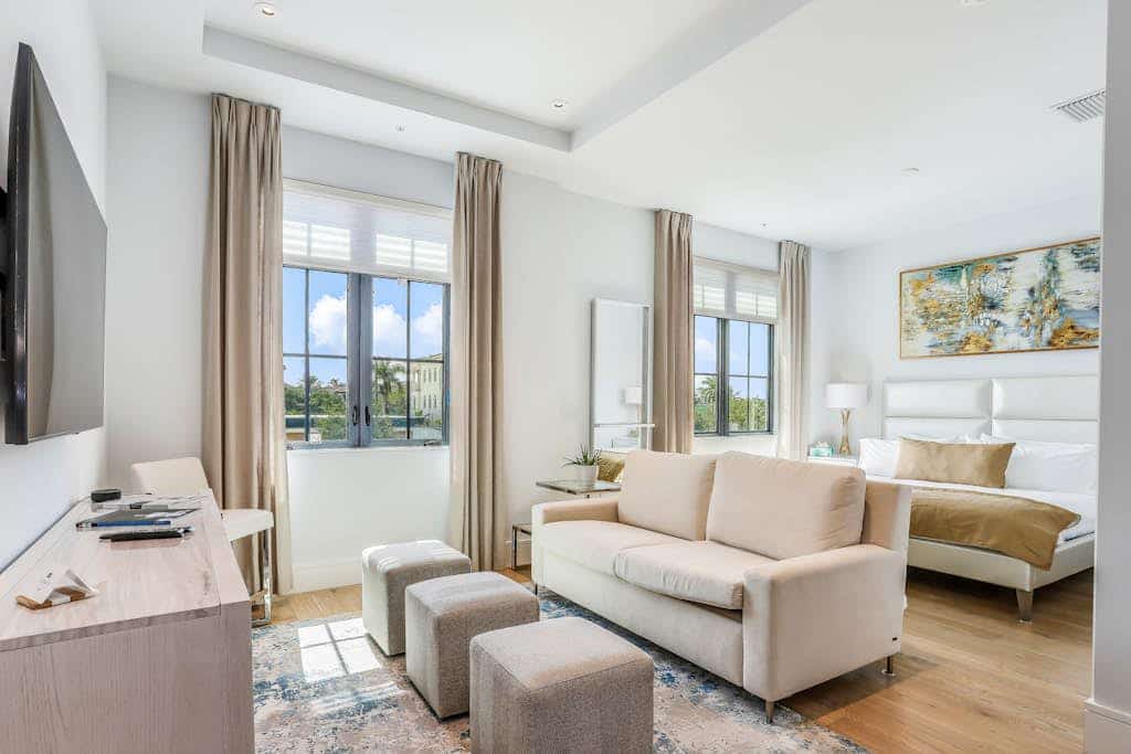 Contemporary dog-friendly studio with central AC and washer/dryer