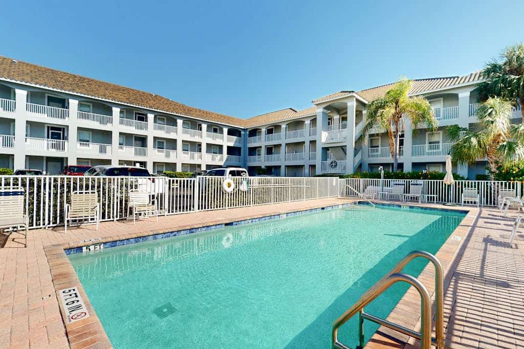 Newly renovated 1st-floor condo near Vanderbilt Beach with beach gear, pool, AC