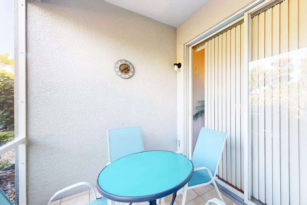Newly renovated 1st-floor condo near Vanderbilt Beach with beach gear, pool, AC