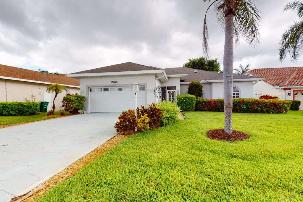 Peaceful home with pool, patio, lanai, TV & fitness room - snowbird-friendly