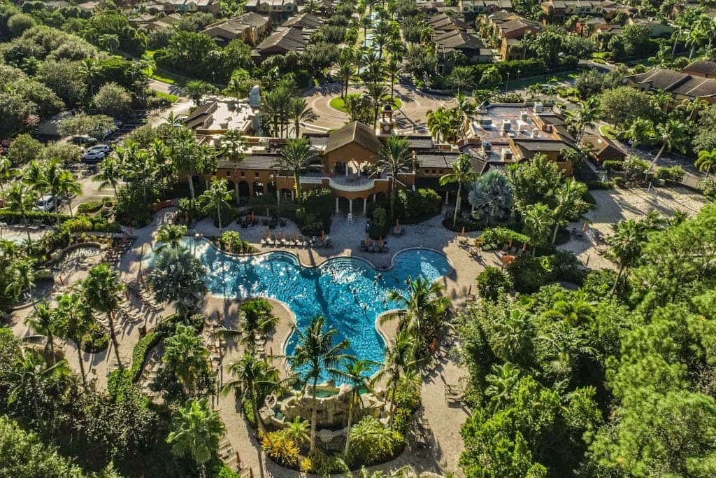 Elegant villa with private lanai, desk, resort pool, spa & washer/dryer