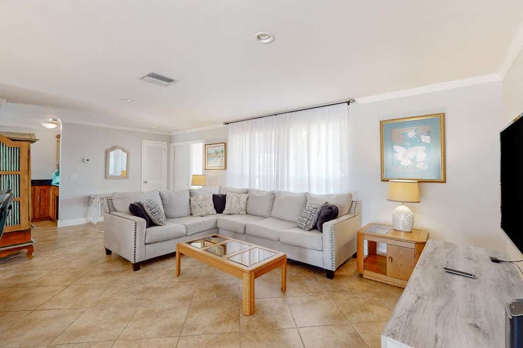 Tropical paradise near the beach with enclosed private pool & lanai