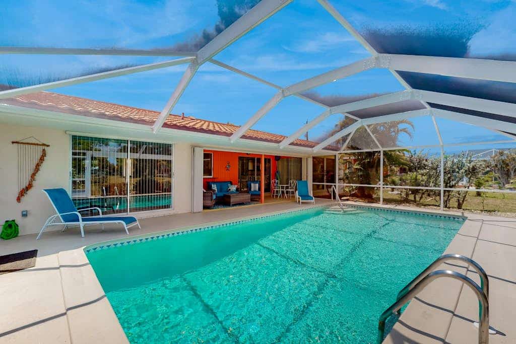 Tropical paradise near the beach with enclosed private pool & lanai