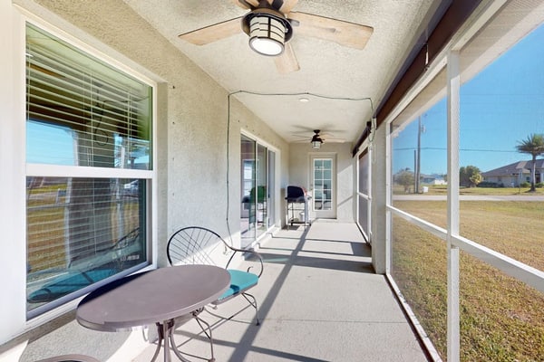 Cozy home with yard, near attractions, washer & dryer, & WIFI