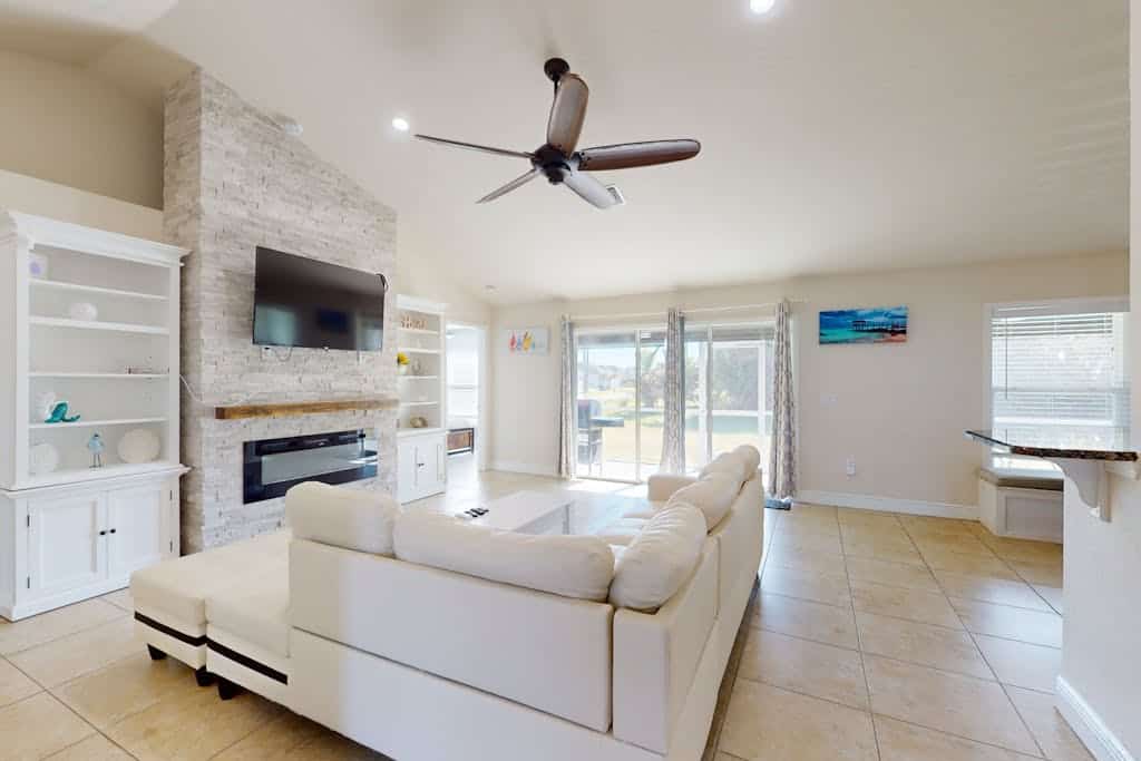 Cozy home with yard, near attractions, washer & dryer, & WIFI