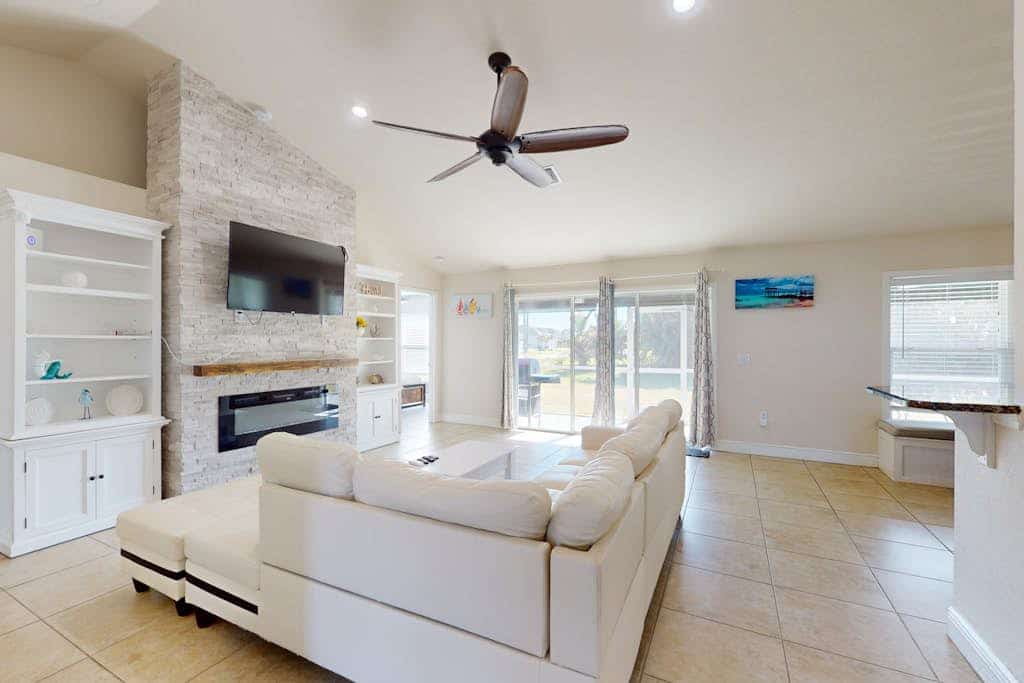 Cozy home with yard, near attractions, washer & dryer, & WIFI