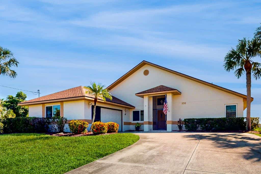 Coastal home on golf course w/ water view, private pool & spa, AC, W/D, Wifi