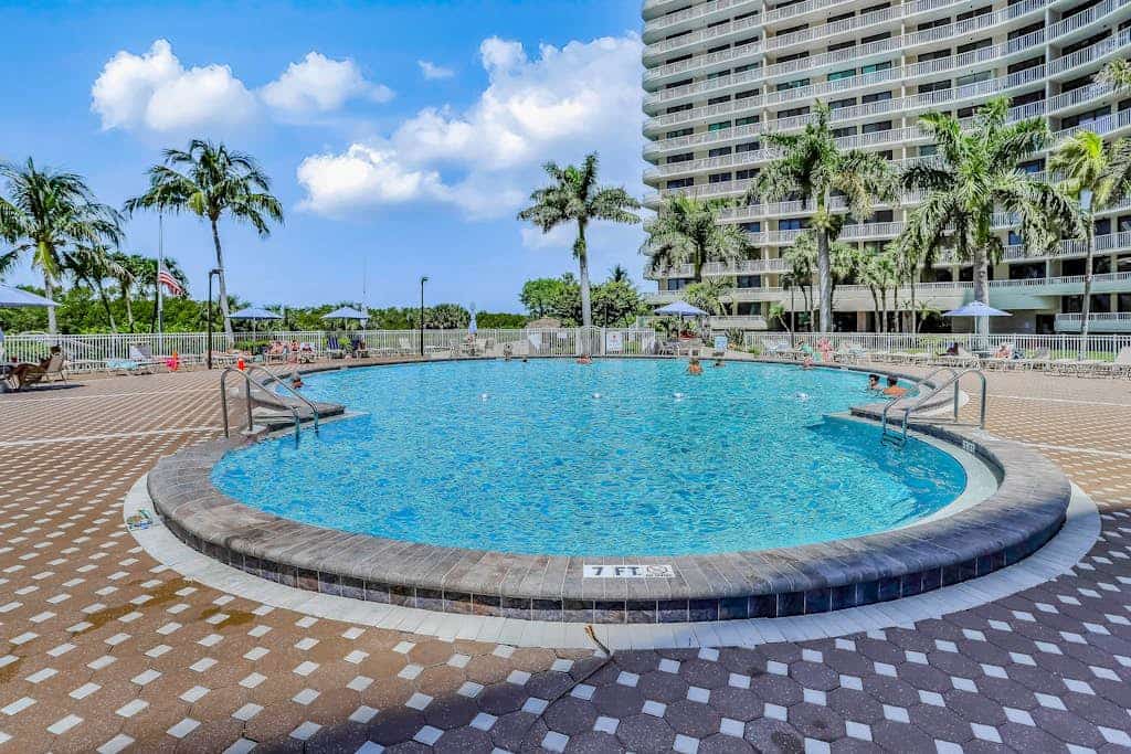 Serene views, resort style amenities, AC, Pool, walk to the beach