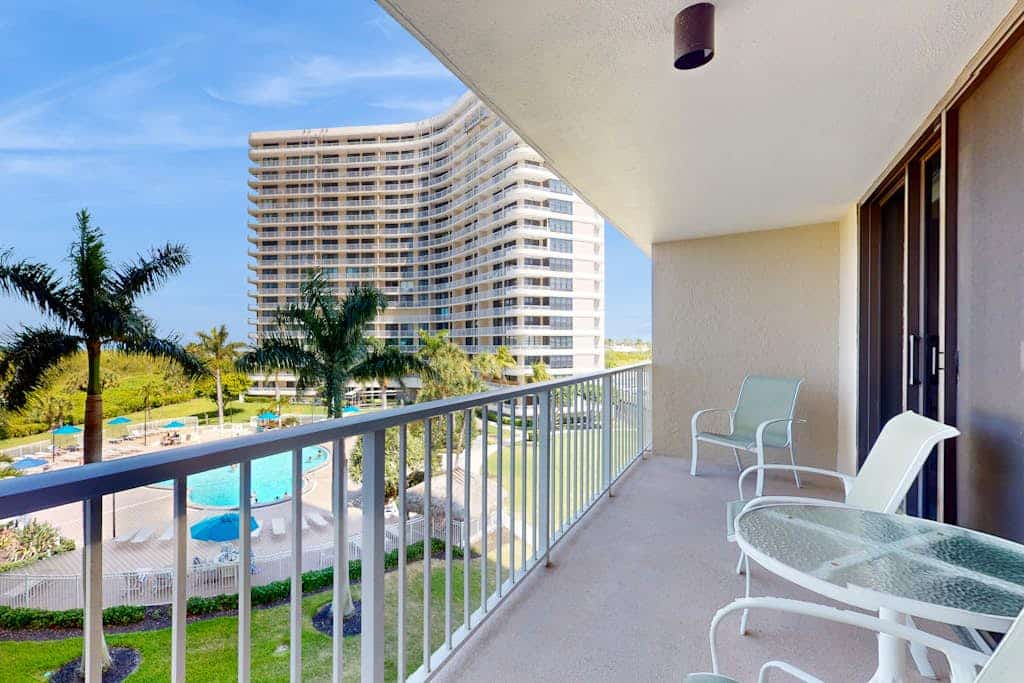 Serene views, resort style amenities, AC, Pool, walk to the beach