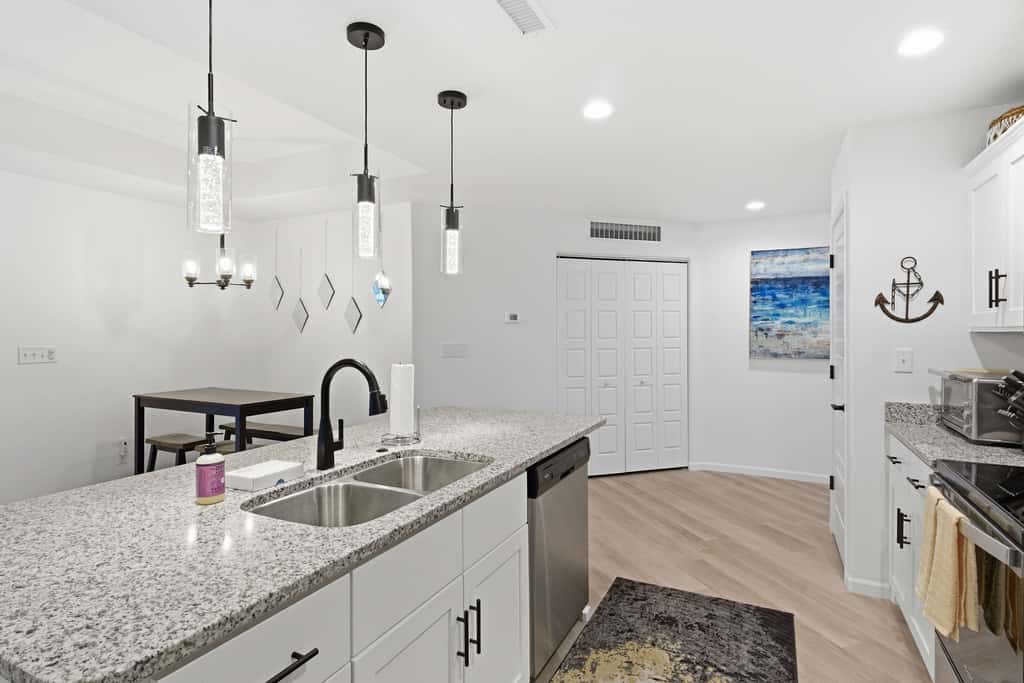Stylish 3BR Condo - LAKE VIEW - Lake Ozark